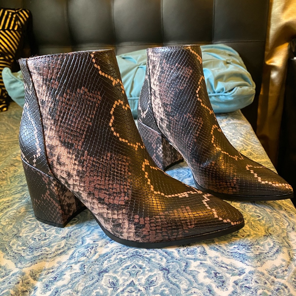 Sknakeskin booties